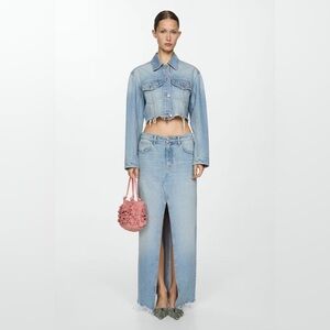 Zara Women's Light Wash Blue Denim Slit in Middle Raw Hem Jeans Women’s Large